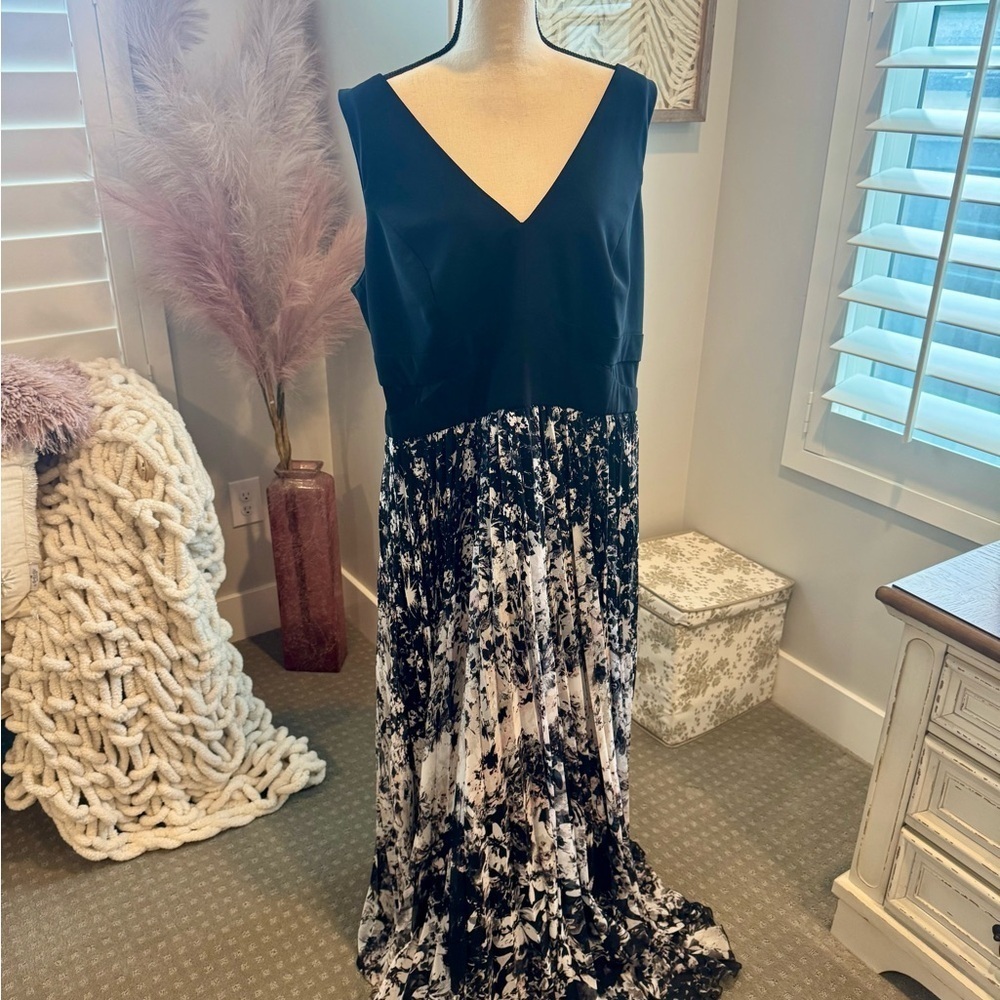 XSCAPE Black & Ivory Abstract Chiffon Gown – Size 20 - Picture 2 of 7